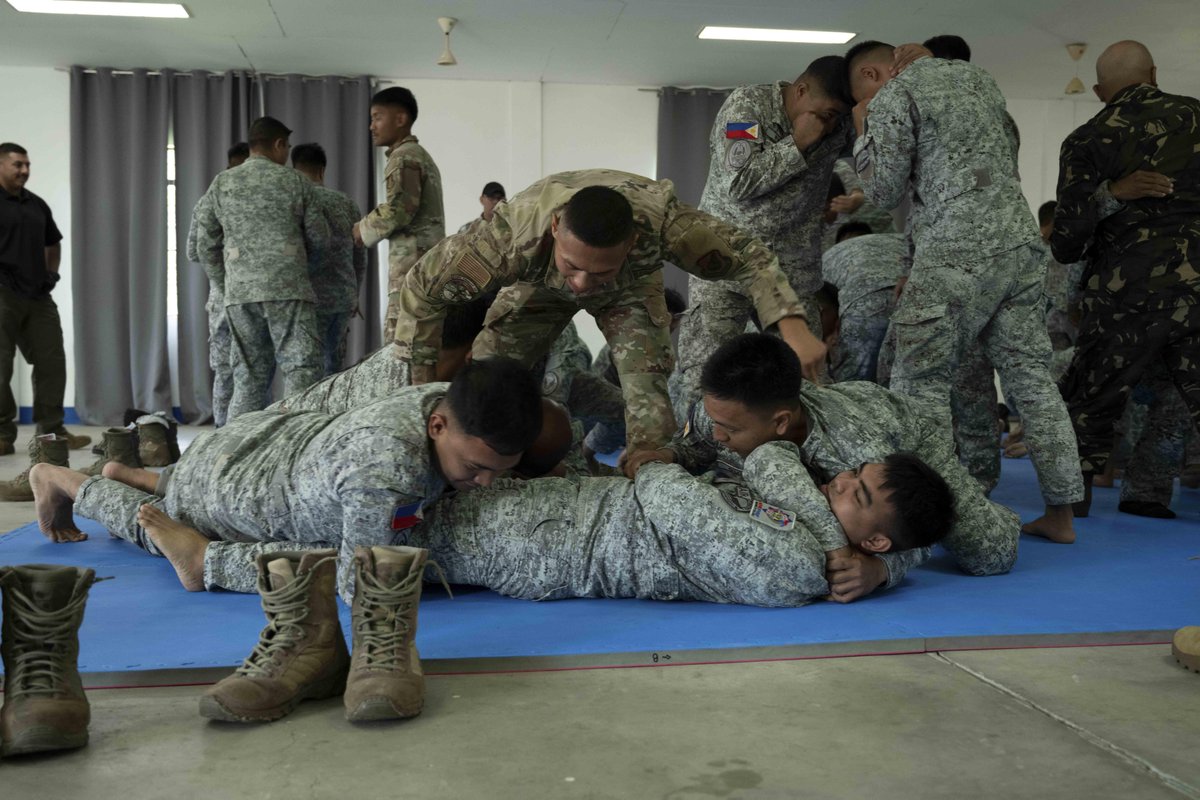 PACAF's tweet image. Lethal Fighters 👊
U.S. Air Force and Philippine Air Force Airmen held a combative class during #CopeThunder25 as part of a subject matter expert exchange to strengthen the U.S.-Philippine alliance to maintain a commitment to a free and open Indo-Pacific.
