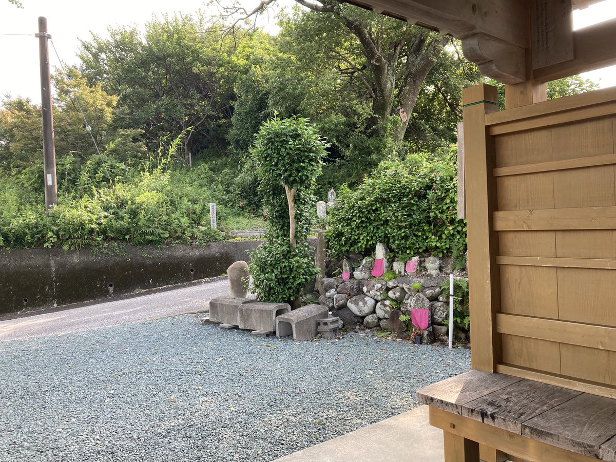 henro_ryujo's tweet photo. わかる人には簡単な場所

【松本大師堂】
2019.11.11 ここで一休みしていたら年配男性とお話しさせて頂きました。

『もうここまで来れたんだから最後まで歩けるよ』
『もっと気楽になってもいいんだよ』と
肩を叩かれ肩の荷がスッと軽くなったように気持ちが楽になりました。

思い出の場所🙏合掌 https://t.co/cwOUklyC5J