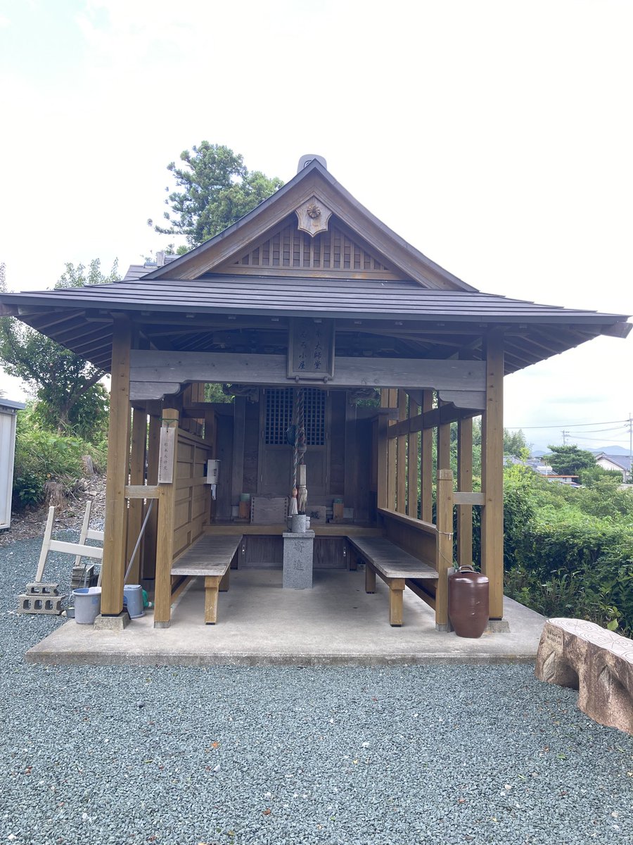 henro_ryujo's tweet photo. わかる人には簡単な場所

【松本大師堂】
2019.11.11 ここで一休みしていたら年配男性とお話しさせて頂きました。

『もうここまで来れたんだから最後まで歩けるよ』
『もっと気楽になってもいいんだよ』と
肩を叩かれ肩の荷がスッと軽くなったように気持ちが楽になりました。

思い出の場所🙏合掌 https://t.co/cwOUklyC5J