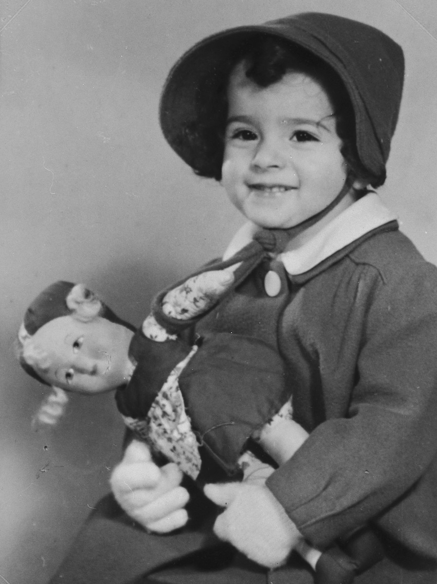 #OTD July 15th 1942: the first transport left the Westerbork transit camp in the Netherlands for Auschwitz-Birkenau. Two-year-old Suzanne Hochherr and her parents were part of this transport. They were all killed at Auschwitz.