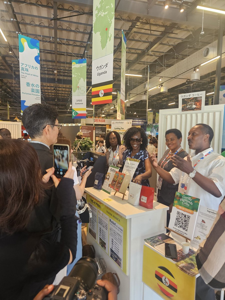 Anite__Evelyn's tweet image. Today, the Ambassador of Uganda to Japan H.E. Kaahwa Tophace & i were promoting Ugandan products(coffee,tea,honey, etc) in the 2025 world Expo in Osaka, kansai Japan. You should see the scramble & love for the ugandan Arabica coffee in Japan.