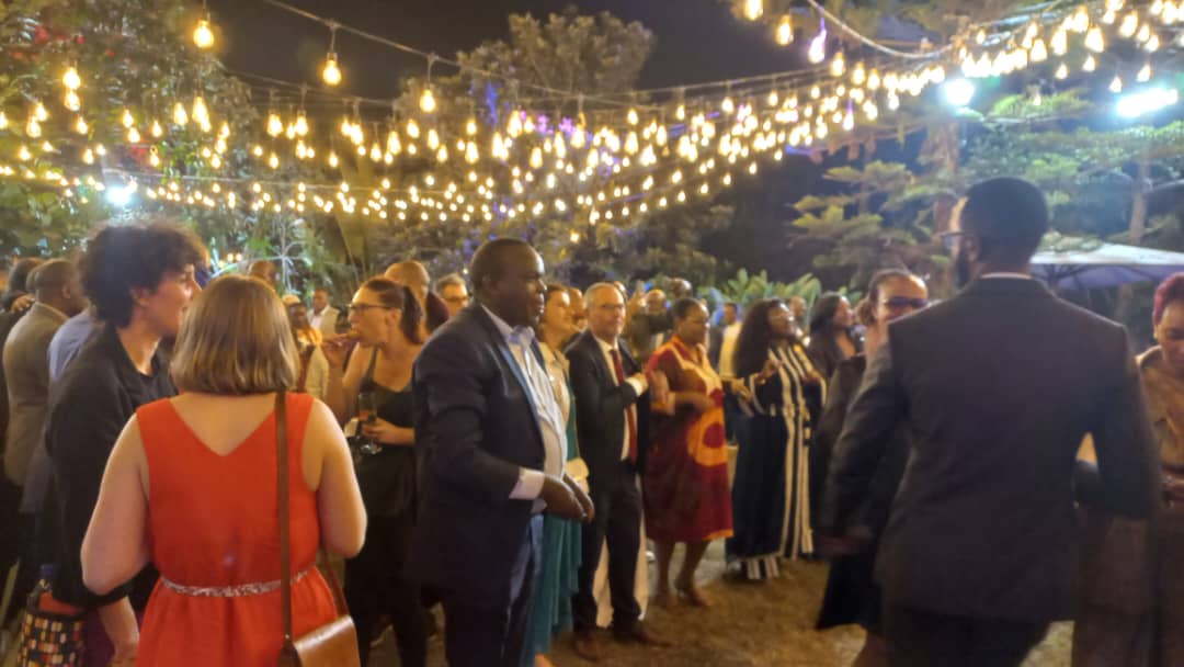 antoine_anfre's tweet image. Bal du 14 juillet à #Kigali : les danseurs et les danseuses n'étaient pas les plus nombreux mais ils étaient les plus motivés ! Merci à Massamba, DJ Black, Boukuru et WaterSax pour leur énergie et leur talent
