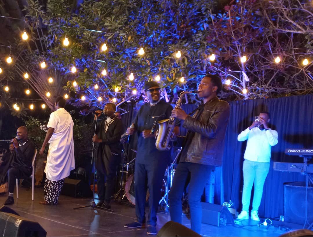 antoine_anfre's tweet image. Bal du 14 juillet à #Kigali : les danseurs et les danseuses n'étaient pas les plus nombreux mais ils étaient les plus motivés ! Merci à Massamba, DJ Black, Boukuru et WaterSax pour leur énergie et leur talent
