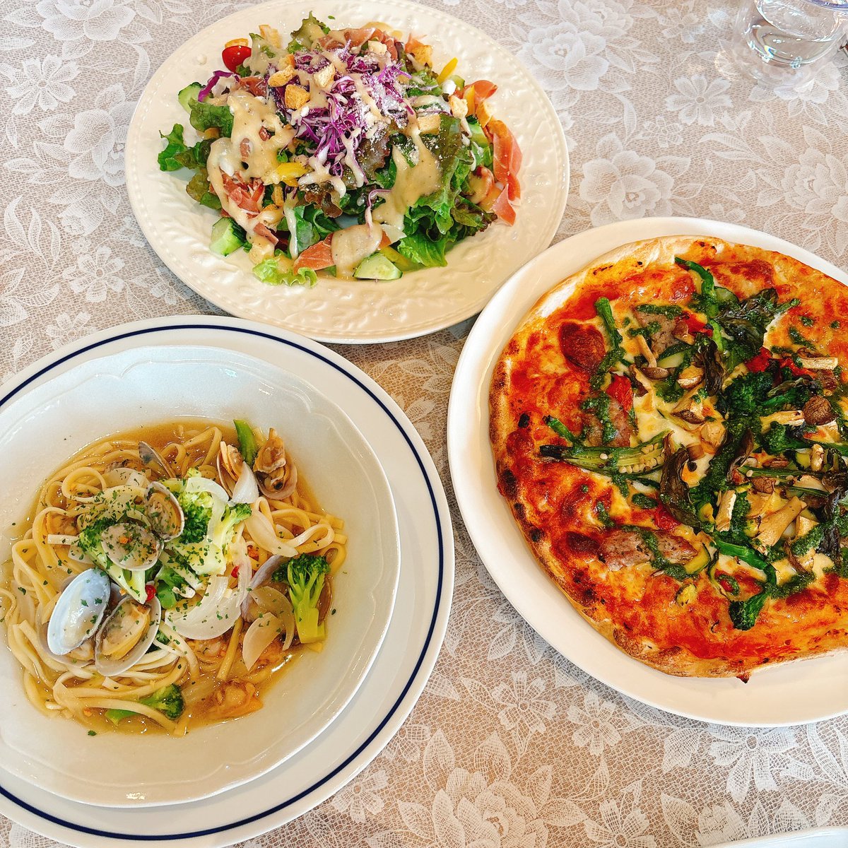 昨日のランチはワイナリー🍇🍷に併設された森の中の隠れ家的なイタリアンレストランへ。道産小麦の生パスタも美味しかったけど、ピザが野菜と生地のバランスがめちゃくちゃ美味しかったです😋
緑の中ゆったり出来てお気に入りのお店になりました😊また行きます🍕
 #Vigne