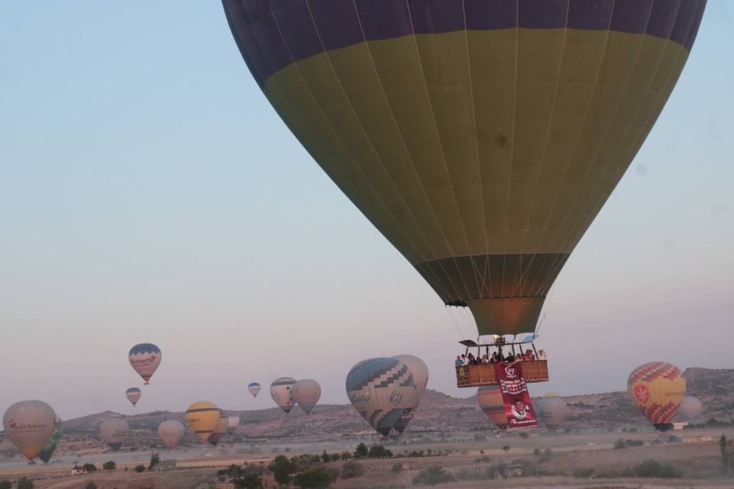 Kapadokya'da 15 Temmuz anısına, sıcak hava balonları Türk bayrakları ve şehit Ömer Halisdemir'in posterleriyle gökyüzüne yükseldi.