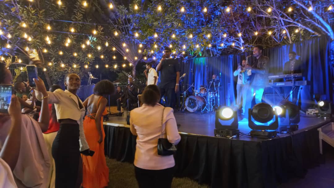 antoine_anfre's tweet image. Bal du 14 juillet à #Kigali : les danseurs et les danseuses n'étaient pas les plus nombreux mais ils étaient les plus motivés ! Merci à Massamba, DJ Black, Boukuru et WaterSax pour leur énergie et leur talent