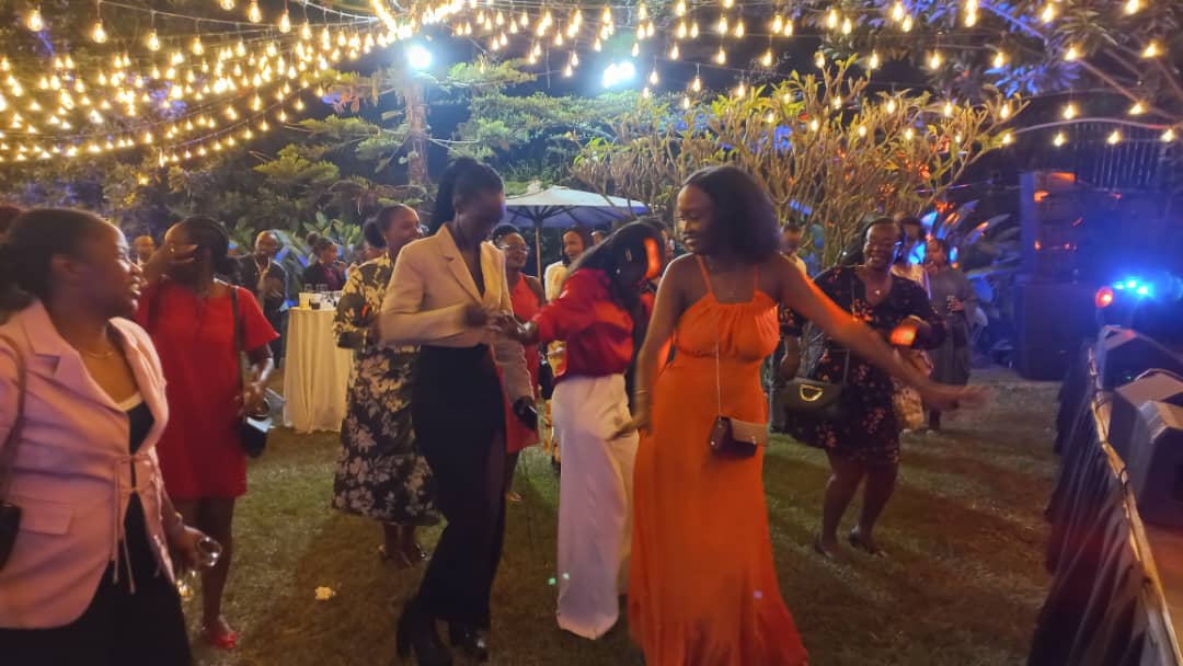 antoine_anfre's tweet image. Bal du 14 juillet à #Kigali : les danseurs et les danseuses n'étaient pas les plus nombreux mais ils étaient les plus motivés ! Merci à Massamba, DJ Black, Boukuru et WaterSax pour leur énergie et leur talent