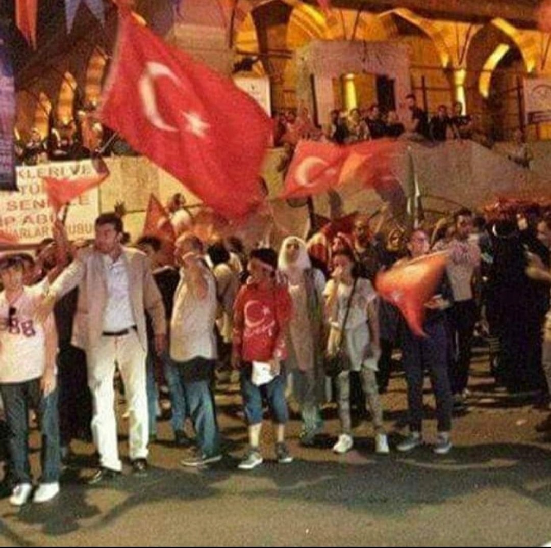 Milletimiz 15 Temmuz gecesi demokrasisine, devletine ve liderine sahip çıktı. O gece sokaklara inen milyonlar, karanlığa karşı bir milletin ışığı oldu.
Bu vesile ile canı pahasına millet iradesine el uzanmasına izin vermeyen şehitlerimize Allah'tan rahmet diliyor, Gazilerimizi