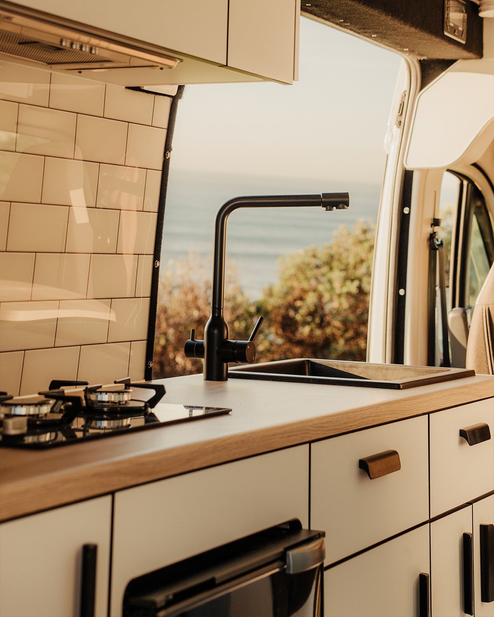 gointerstate's tweet image. 🧡 Sundown simplicity⁠
Dinner&apos;s on, the seats are set, and the day’s wrapping up just right.  
Do sunsets taste better when you&apos;re parked by the sea?⁠
⁠
#vanlife #motorhome #campervan #nsw #newcastle