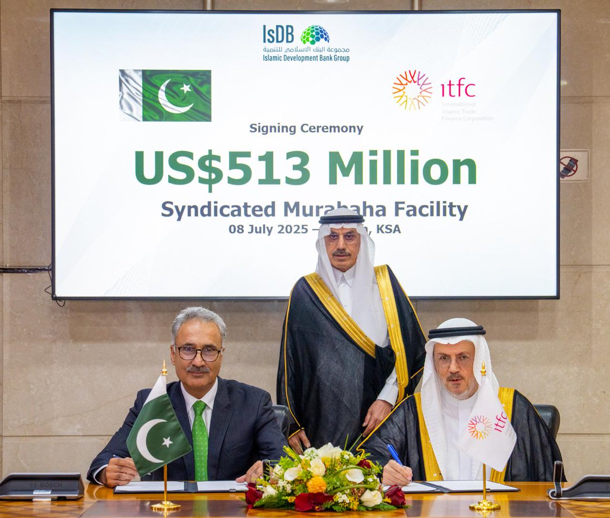ITFCCORP's tweet image. US$513M Syndicated Facility Signed with Pakistan
ITFC has signed a US$513 million Murabaha Financing Facility with the Government of Pakistan to support vital #energy imports.
🟢 The largest ITFC-led syndication for Pakistan in 3 years
🔁 Oversubscribed—more than doubling the…