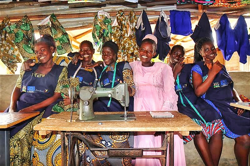 Enabel_Belgium's tweet image. 🌍 On #WorldYouthSkillsDay, meet Beatrice.
From refugee in Uganda to skilled tailor, mentor & trainer, she’s now helping other women stitch new futures. 🧵
Her story shows how skills unlock dignity & hope.
🔗 Read more about her journey: t.ly/N360l