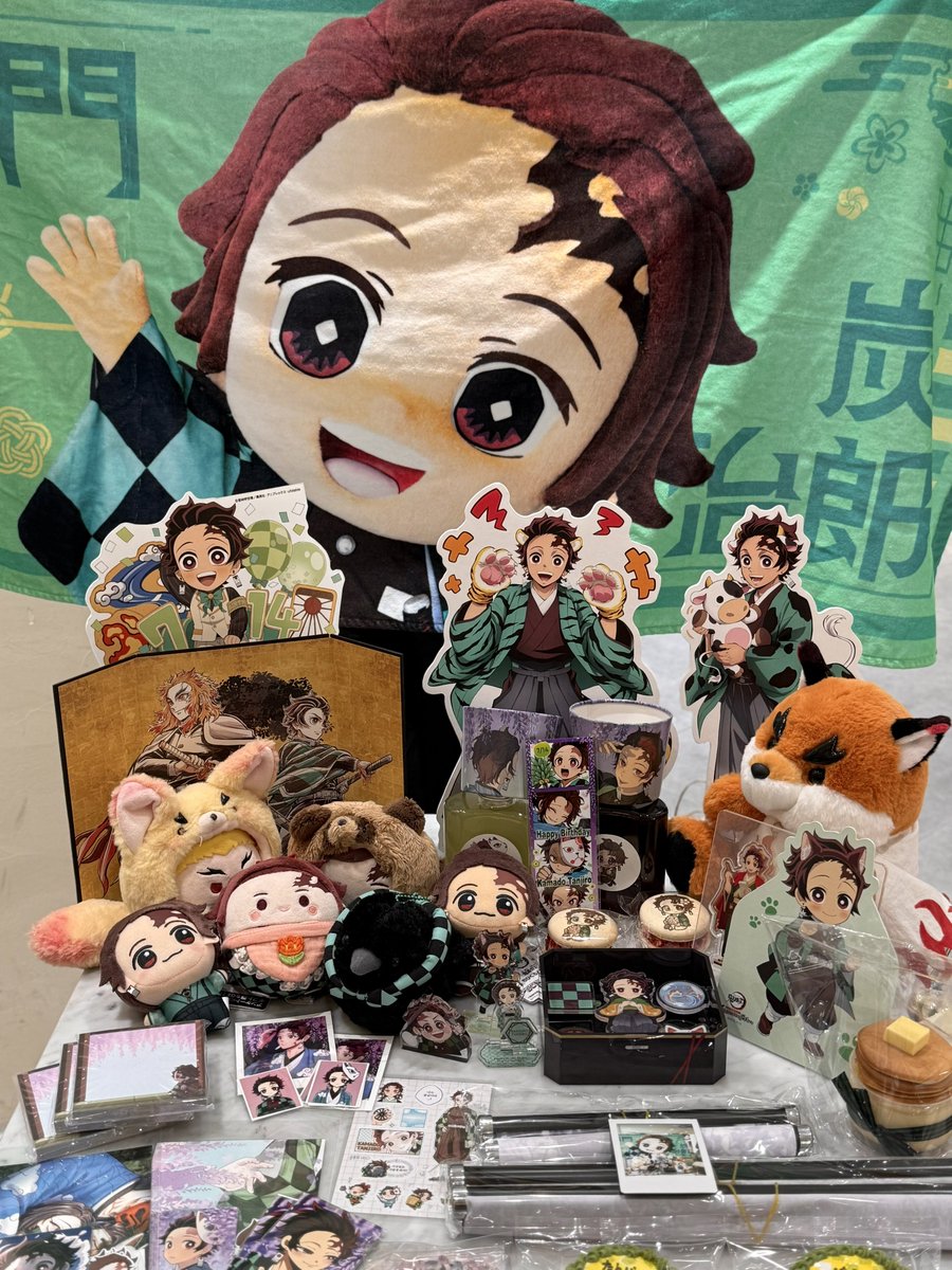 #초록빛_희망_가득한_미래로_향하는_너의_발돋음 
#숯불에서_피어나는_희망의_불꽃
작년에는 못 갔던 장남 생카를 
이번에는 다녀왔습니닷!
(사실 생카에 탄지로 인형탈이 
온 거 같은 느낌으로 사진찍을려고 저 수건삼)
수건들어주고 굿즈들 배치해준 
 류센세...알히가또(˘̩̩̩ε˘̩ƪ),,,