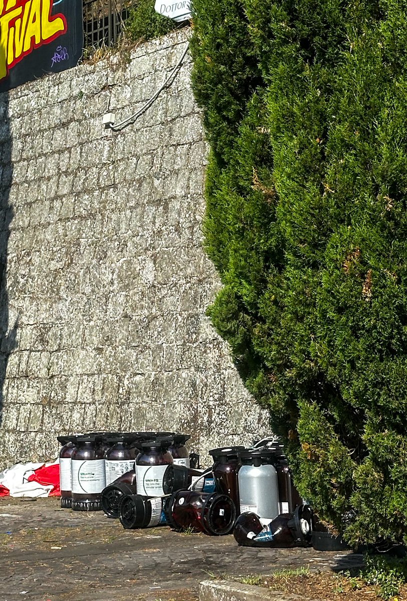Non è normale lasciare una città sporca e degradata dopo un evento.
E no, non è normale trattare la Rocca dei Papi in questo modo. È un simbolo della nostra storia.

Chi ama Montefiascone la rispetta. Anche dopo giorni di festa. Ripulire è un dovere.