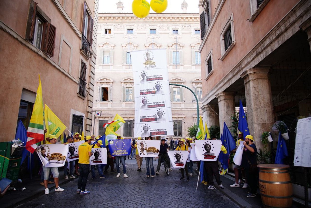 Coldiretti (@coldiretti) on Twitter photo Con centinaia di giovani agricoltori blitz coordinato davanti alla Commissione Europea a Bruxelles e in 4 punti di Roma per denunciare il tentativo dei tecnocrati europei, guidati da <a href="/vonderleyen/">Ursula von der Leyen</a> , di distruggere l’agricoltura e la produzione di cibo
#vonderland #europa Con centinaia di giovani agricoltori blitz coordinato davanti alla Commissione Europea a Bruxelles e in 4 punti di Roma per denunciare il tentativo dei tecnocrati europei, guidati da <a href="/vonderleyen/">Ursula von der Leyen</a> , di distruggere l’agricoltura e la produzione di cibo
#vonderland #europa