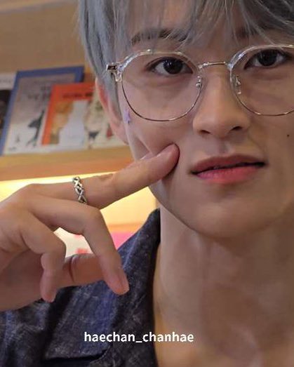 ห๊ะ!!!!!!!!????!??!!!?!!??!????? แล้วจิ้มแก้มบุ๋มลงไปเลย โอ้ยยยยยยยยยยยยยยยยย ใส่แว่น ผมฟ้า จิ้มแก้ม ฮือ อิจฉาทุกคนที่ได้เห็นความน่ารักน้องม้าคใกล้ๆ🥹🥹🥹