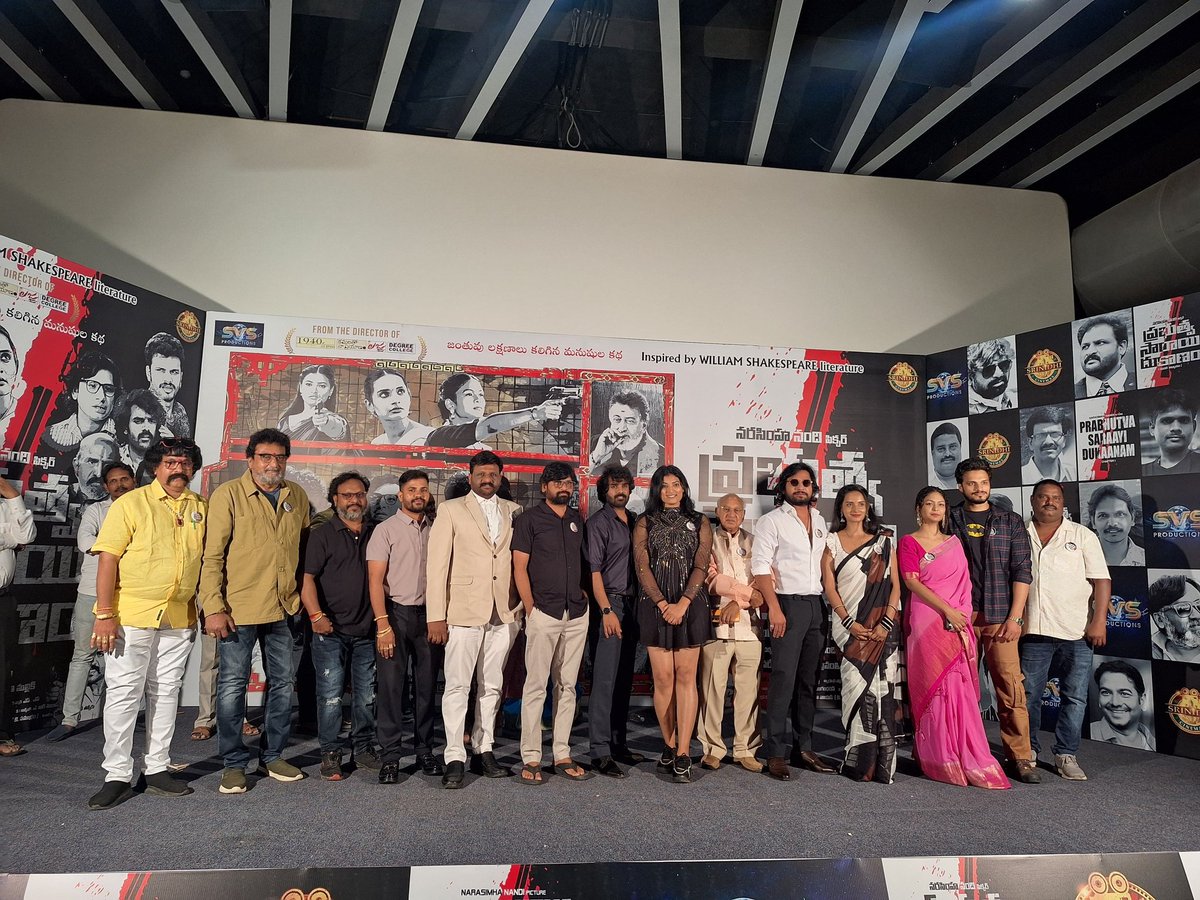 Sreekanth (@sreekanth_offi) on Twitter photo #NarsimhaNandi's #PrabhuvaSarayiDukanam movie first look launched. ๐ฅ
Produced by: #DaivaNaresgGouda , #ParigiSravanthiMallik
#RVikram #Sadan #Hasan #vinay #NareshRaj #Aditimyajal #srilu #MohanaSiddi <a href="/SreedharSri4u/">Sreedhar Sri</a> #NarsimhaNandi's #PrabhuvaSarayiDukanam movie first look launched. ๐ฅ
Produced by: #DaivaNaresgGouda , #ParigiSravanthiMallik
#RVikram #Sadan #Hasan #vinay #NareshRaj #Aditimyajal #srilu #MohanaSiddi <a href="/SreedharSri4u/">Sreedhar Sri</a>