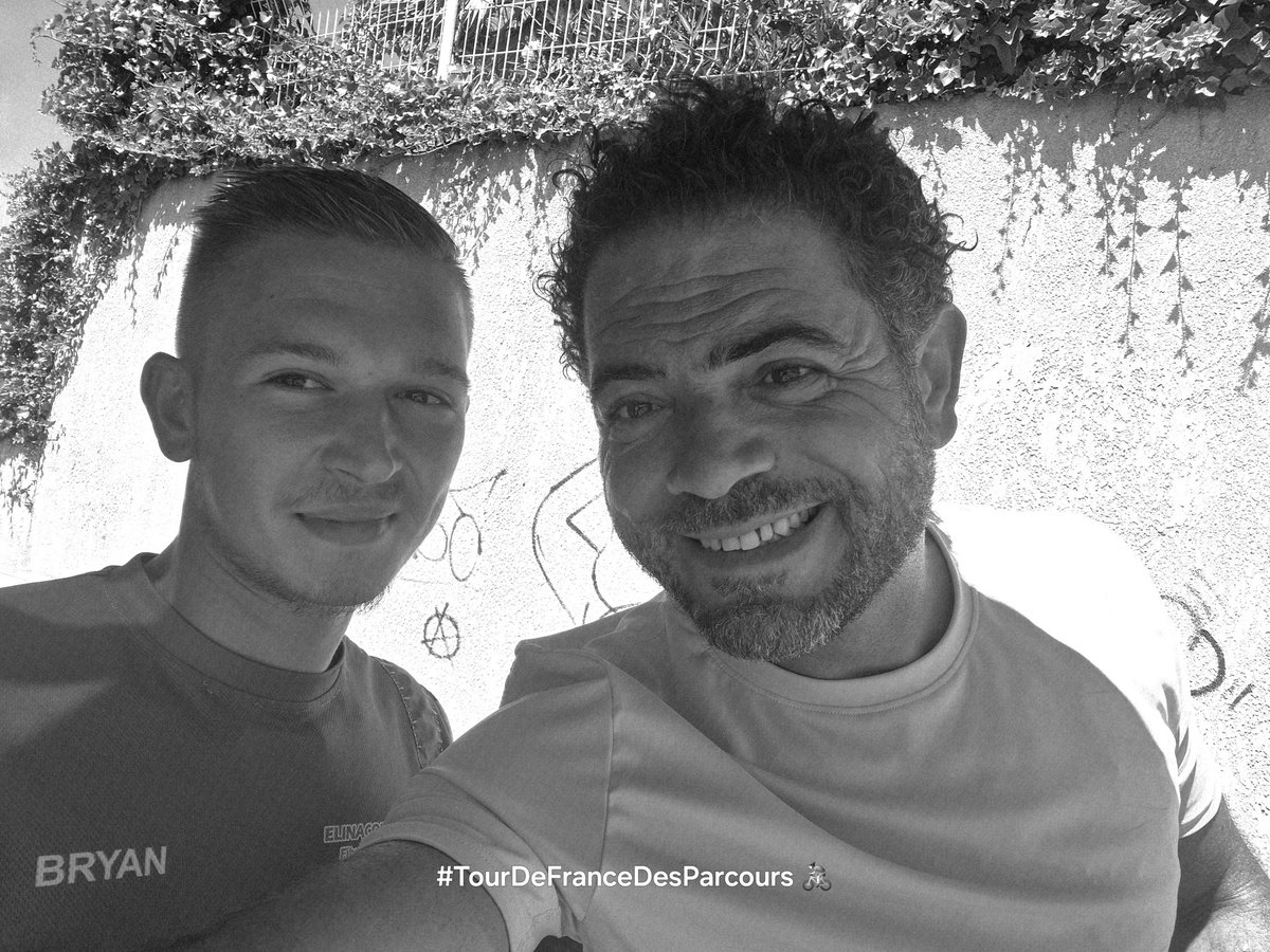 FaycalJelil's tweet photo. #TourDeFranceDesParcours 🚴♂️
#RegionPACA 🇫🇷
L'intelligence de la main
Bryan, 23 ans.
Après sa 3e, Bryan s'oriente vers la formation monteur-câbleur en réseau électrique en apprentissage. 3 ans après, il décroche son bac, et est embauché dans son entreprise. Sa mission consiste à installer et à entretenir les connexions internet des installations classées secret défense mais également entre les pays. Des câbles sous nos pieds partent en Espagne, en Italie, en Afrique...C'est passionnant. Grâce à son activité, il voyage partout en Europe car son entreprise fait partie des majors de son secteur d'activité. Il aime son travail et est très bien rémunéré.
Bryan est passionné d'informatique. Il aurait pu choisir une voie générale mais il préfère l'intelligence de la main. Les filières professionnelles, leurs élèves et leurs enseignants devraient être mieux valorisés et considérés. Chacun a sa place dans le monde du travail.
Conseil : choisissez un métier qui vous plaît d'abord.
@DominiqueReynie @Fondapol