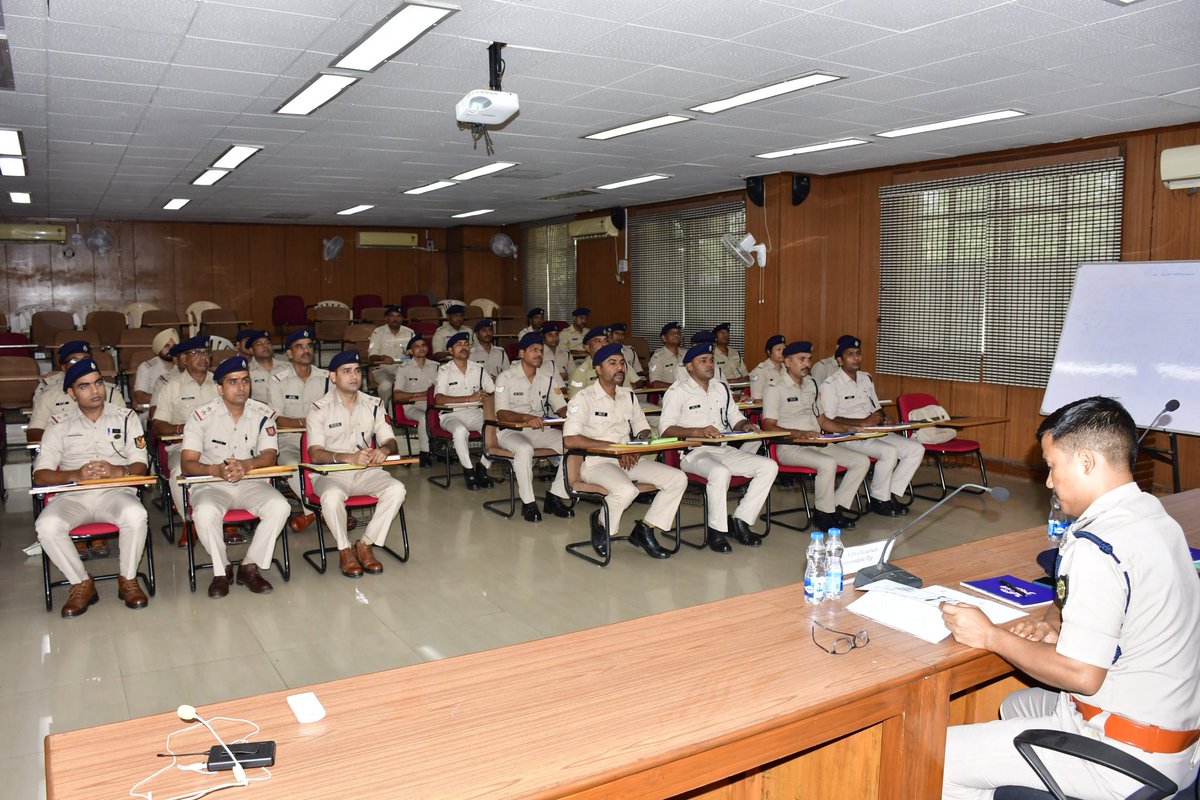 CISFTraining's tweet photo. The Basic Intelligence Course commenced at CISF NISA, Hyderabad, aiming to equip participants with foundational skills in intelligence gathering, analysis, and field operations to strengthen internal security capabilities.

#CISF #IntelligenceTraining #NISAHyderabad @CISFHQrs https://t.co/NFVB6XrQTq