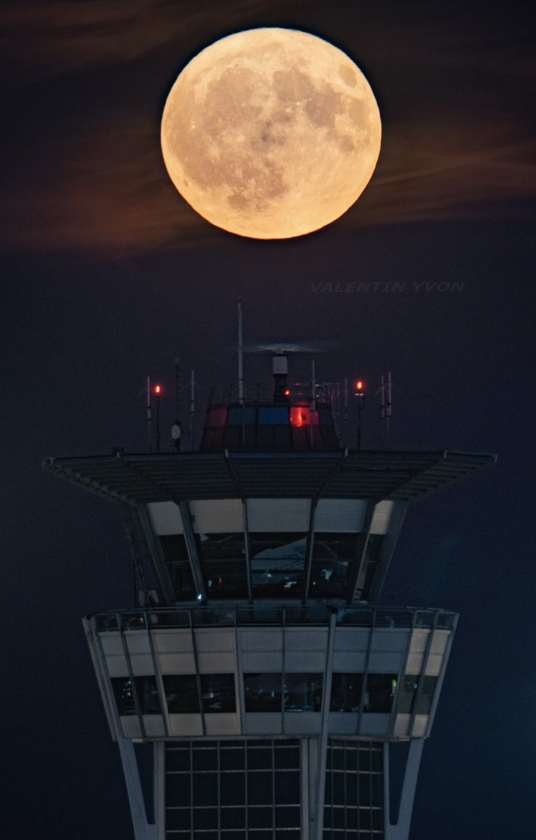 - Nightcall -

Il y a des sujets dont on ne se lasse pas 😍
La pleine Lune de juillet et la Tour 🌕✈️

#moonrise #fullmoon #avgeeks #aviationphotography
