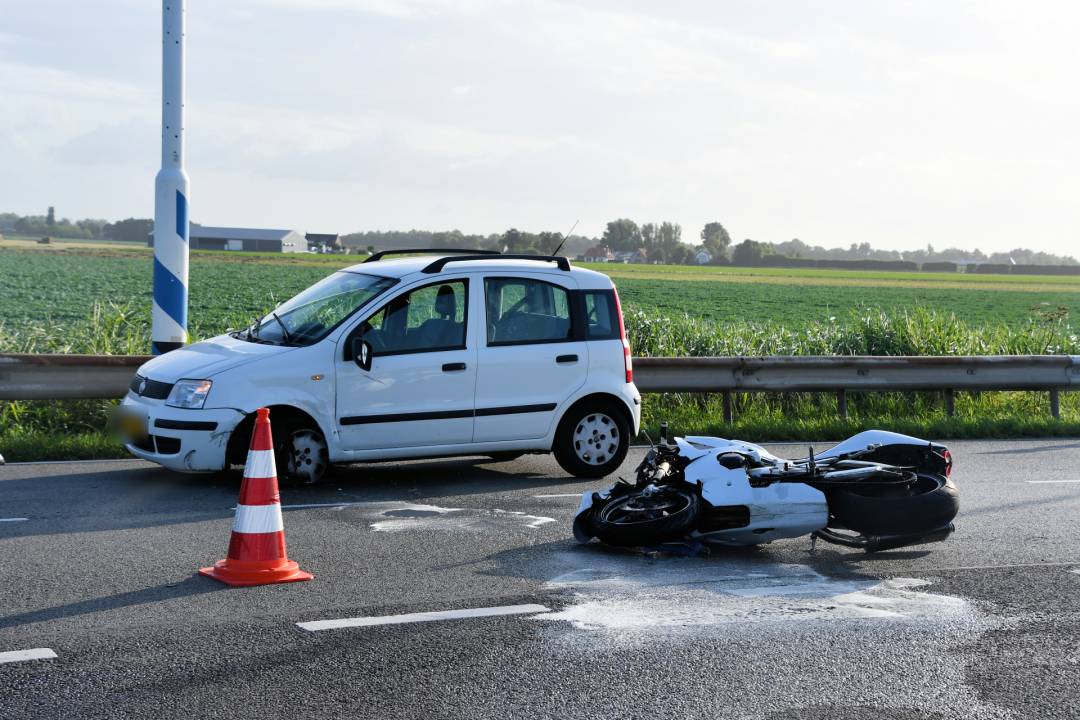 Motorrijder gewond bij botsing met auto