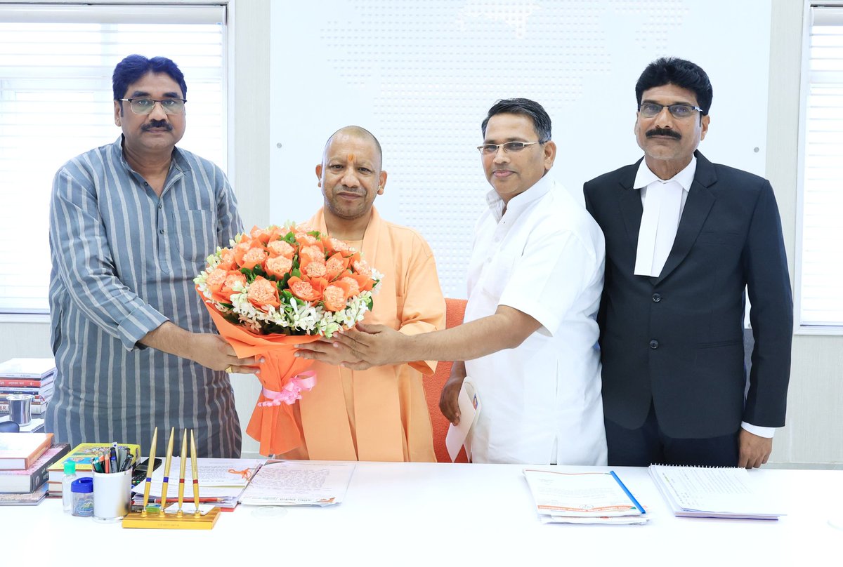 Yogi Adityanath Office (@myogioffice) on Twitter photo рдореБрдЦреНрдпрдордВрддреНрд░реА рд╢реНрд░реА <a href="/myogiadityanath/">Yogi Adityanath</a> рдЬреА рдорд╣рд╛рд░рд╛рдЬ рд╕реЗ рдЖрдЬ рд▓рдЦрдирдК рдореЗрдВ рдЬрдирдкрдж рдЕрдореНрдмреЗрдбрдХрд░рдирдЧрд░ рдХреЗ рдЕрдХрдмрд░рдкреБрд░ рдирдЧрд░ рдкрд╛рд▓рд┐рдХрд╛ рдкрд░рд┐рд╖рдж рдХреЗ рдЕрдзреНрдпрдХреНрд╖ рд╢реНрд░реА рдЪрдиреНрджреНрд░ рдкреНрд░рдХрд╛рд╢ рд╡рд░реНрдорд╛ рдЬреА рдиреЗ рд╢рд┐рд╖реНрдЯрд╛рдЪрд╛рд░ рднреЗрдВрдЯ рдХреАред
рдЗрд╕ рдЕрд╡рд╕рд░ рдкрд░ рд╢реНрд░реА рдХреГрд╖реНрдг рдореЛрд╣рди рд╕рд┐рдВрд╣ рдЬреА рдПрд╡рдВ рдбрд╛. рд╕рд░реНрд╡реЗрд╢ рд╡рд░реНрдорд╛ рдЬреА рднреА рдЙрдкрд╕реНрдерд┐рдд рд░рд╣реЗред рдореБрдЦреНрдпрдордВрддреНрд░реА рд╢реНрд░реА <a href="/myogiadityanath/">Yogi Adityanath</a> рдЬреА рдорд╣рд╛рд░рд╛рдЬ рд╕реЗ рдЖрдЬ рд▓рдЦрдирдК рдореЗрдВ рдЬрдирдкрдж рдЕрдореНрдмреЗрдбрдХрд░рдирдЧрд░ рдХреЗ рдЕрдХрдмрд░рдкреБрд░ рдирдЧрд░ рдкрд╛рд▓рд┐рдХрд╛ рдкрд░рд┐рд╖рдж рдХреЗ рдЕрдзреНрдпрдХреНрд╖ рд╢реНрд░реА рдЪрдиреНрджреНрд░ рдкреНрд░рдХрд╛рд╢ рд╡рд░реНрдорд╛ рдЬреА рдиреЗ рд╢рд┐рд╖реНрдЯрд╛рдЪрд╛рд░ рднреЗрдВрдЯ рдХреАред
рдЗрд╕ рдЕрд╡рд╕рд░ рдкрд░ рд╢реНрд░реА рдХреГрд╖реНрдг рдореЛрд╣рди рд╕рд┐рдВрд╣ рдЬреА рдПрд╡рдВ рдбрд╛. рд╕рд░реНрд╡реЗрд╢ рд╡рд░реНрдорд╛ рдЬреА рднреА рдЙрдкрд╕реНрдерд┐рдд рд░рд╣реЗред