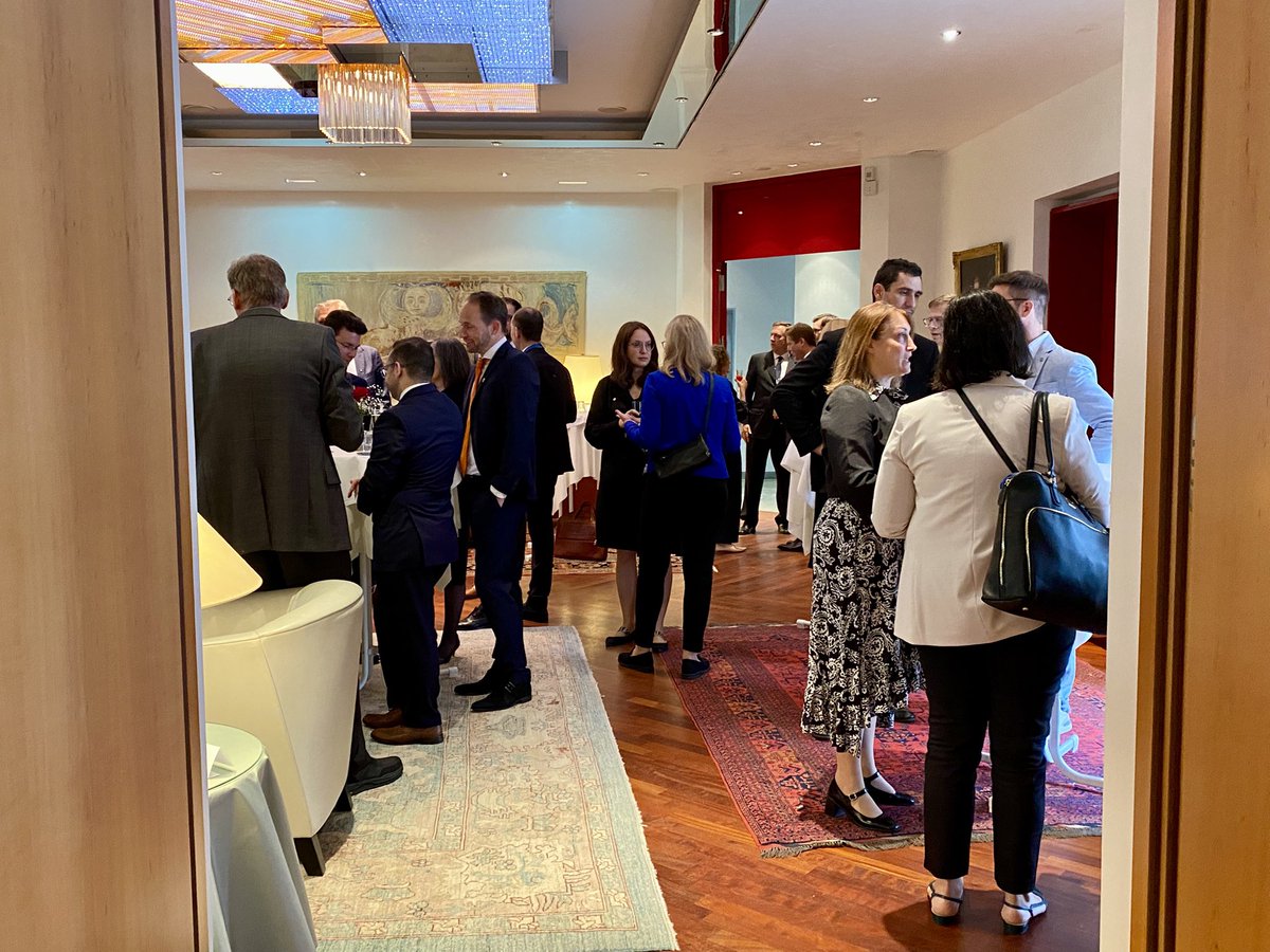 #JusticeWithoutLitigation Netzwerktreffen an der <a href="/AustriainDE/">Österreichische Botschaft Berlin</a>:
Teilnehmende des EU-Projekts #JusticeWithoutLitigation tauschten sich über Justizentlastung aus. Ein Abend im Zeichen von #europäischemZusammenarbeit, #kulturellemAustausch &amp; grenzüberschreitendem #Netzwerken! 🇦🇹🤝🇪🇺