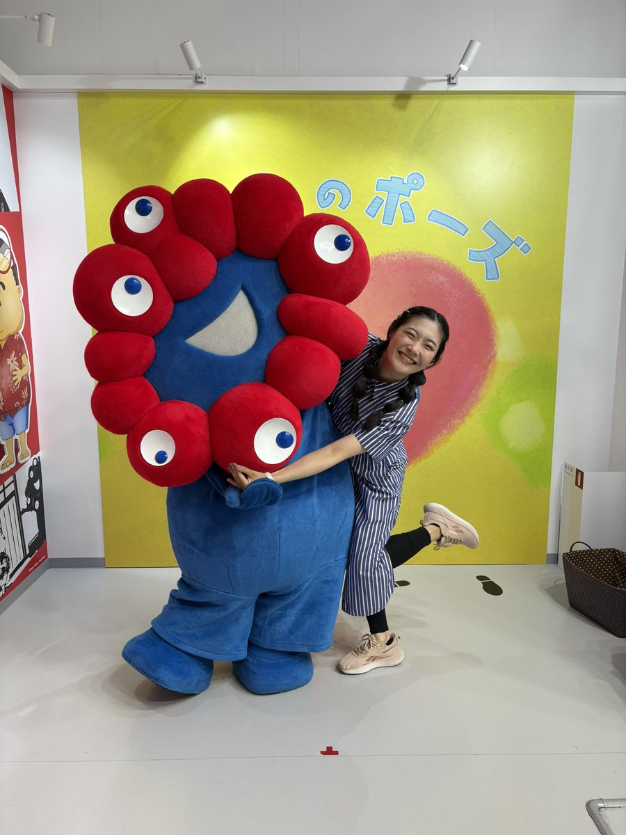 smee_1111's tweet photo. 万博！
ミャクミャクと写真撮れましたハッピー⸜❤️⸝ https://t.co/zpEO42Tvhc