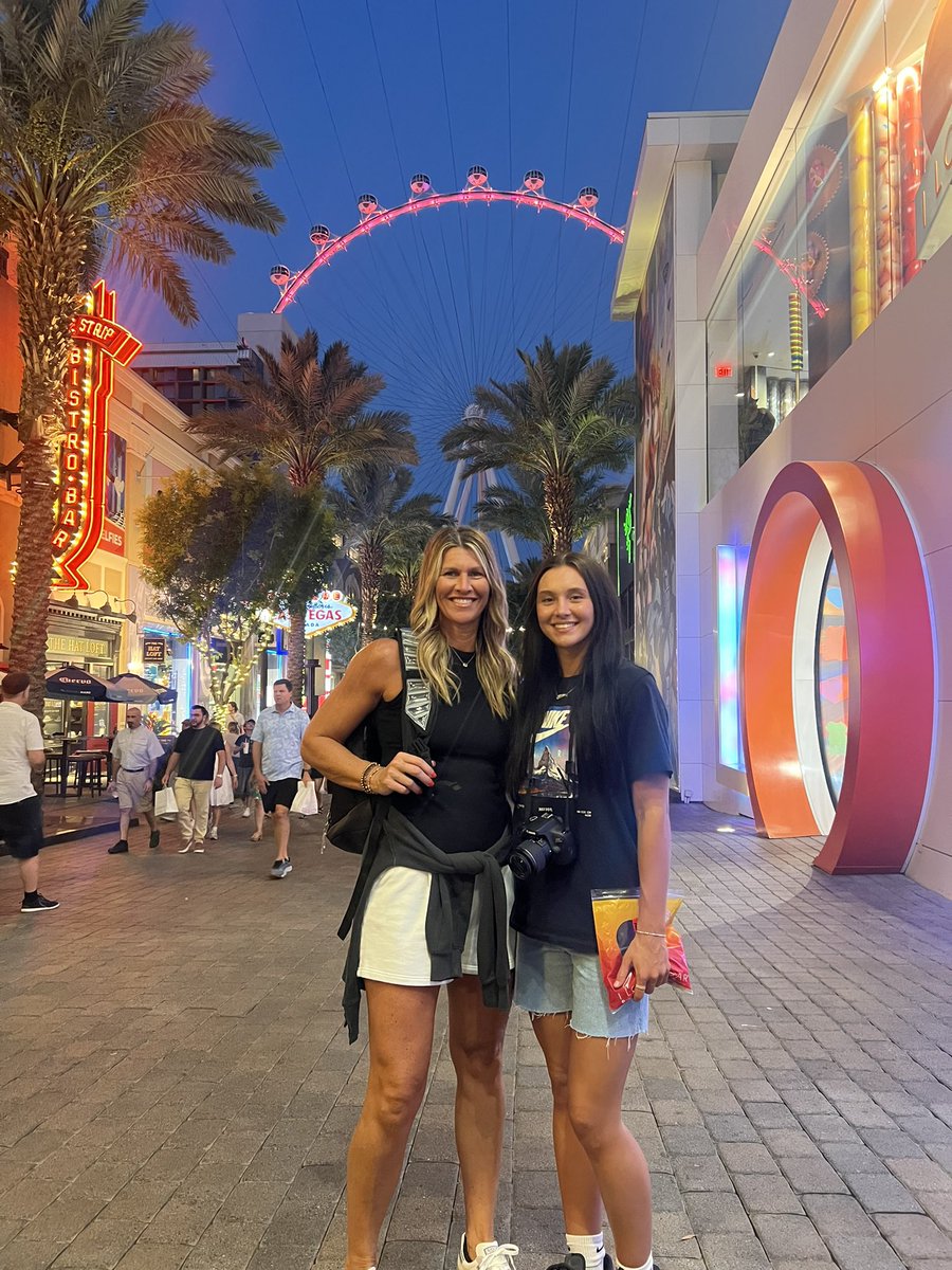 coachnsmallwood's tweet photo. Enjoying some off time in Las Vegas with our @ALSoStarz team before heading to Chicago for their last @NikeGirlsEYBL tournament! https://t.co/k6oGUuY8wN