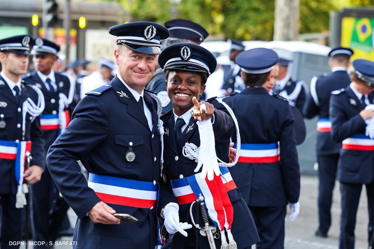 #MardiConseil | Et si ton avenir commençait ici ? Derrière chaque uniforme vu ce 14 Juillet, il y a un engagement. Derrière chaque pas dans le défilé, une vocation. #àtoidagir 👮‍♂️ Les inscriptions pour devenir gardien de la paix sont ouvertes jusqu’au 28 juillet. 🔗 Infos sur :