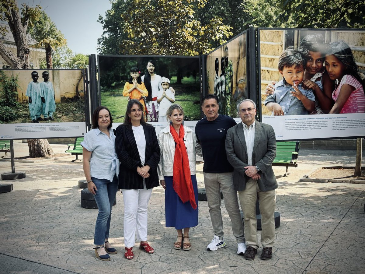 Fundación Real Oviedo (@fundacionro) on Twitter photo “𝐽𝑢𝑛𝑡𝑜𝑠 𝑝𝑜𝑟𝑞𝑢𝑒 𝑠𝑜𝑚𝑜𝑠 ℎ𝑒𝑟𝑚𝑎𝑛𝑜𝑠”
📸 Invitados a la inauguración de la exposición fotográfica de <a href="/AldeasEspana/">Aldeas Infantiles ES</a>
📍 Paseo del Bombé del Campo de San Francisco
📆 Hasta el 15 de agosto
#FundaciónRO 🔵⚪️ “𝐽𝑢𝑛𝑡𝑜𝑠 𝑝𝑜𝑟𝑞𝑢𝑒 𝑠𝑜𝑚𝑜𝑠 ℎ𝑒𝑟𝑚𝑎𝑛𝑜𝑠”
📸 Invitados a la inauguración de la exposición fotográfica de <a href="/AldeasEspana/">Aldeas Infantiles ES</a>
📍 Paseo del Bombé del Campo de San Francisco
📆 Hasta el 15 de agosto
#FundaciónRO 🔵⚪️