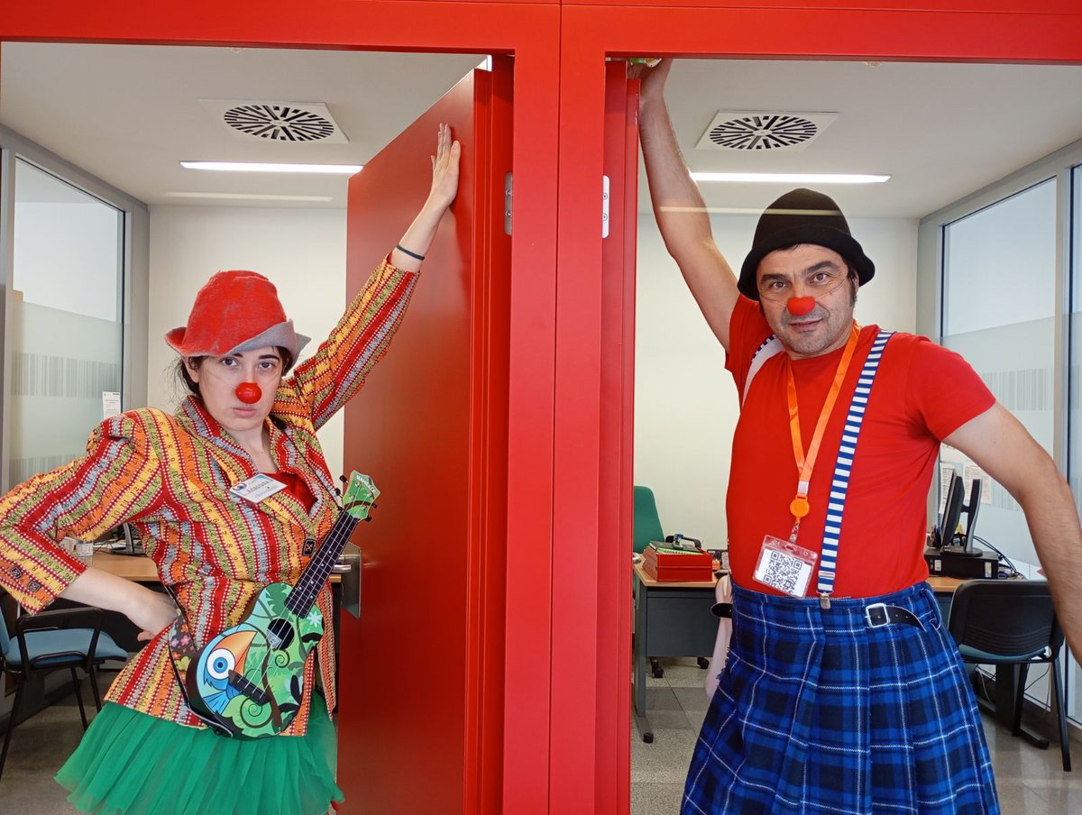 Pisando, pesando, posando, payaseando en el HUCA otra mañana de martes.
#clowntigopayasosdehospital