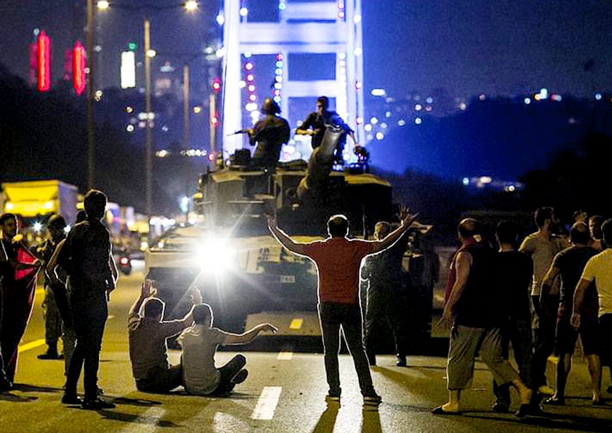 Gömleği ütüsüz, ayakkabısı çamurlu, elleri nasırlı insanlar sokağa indi. 
Hiçbir anayasa maddesinde adı yazmayan, hiçbir siyasi bildiride yeri olmayan ama her devletin asıl sahibi olan o isimsiz insanlar… 
Manavlar, hemşireler, yorgun çiftçiler, üniversiteyi bırakmış gençler,