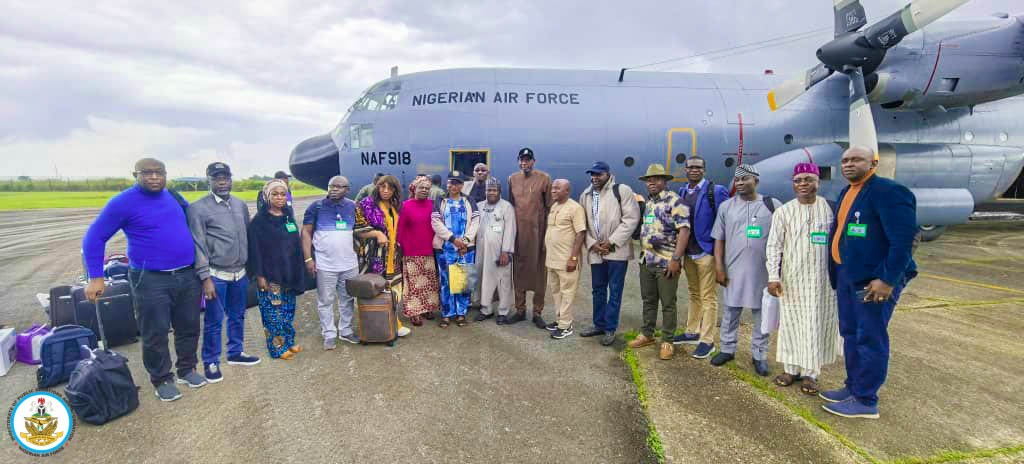 NigAirForce's tweet image. NAF enhances inter-agency synergy with strategic airlift of NIPSS course participants across seven states
In a demonstration of its commitment to national development through enhanced inter-agency cooperation, the Nigerian Air Force (NAF) has airlifted participants of Senior…