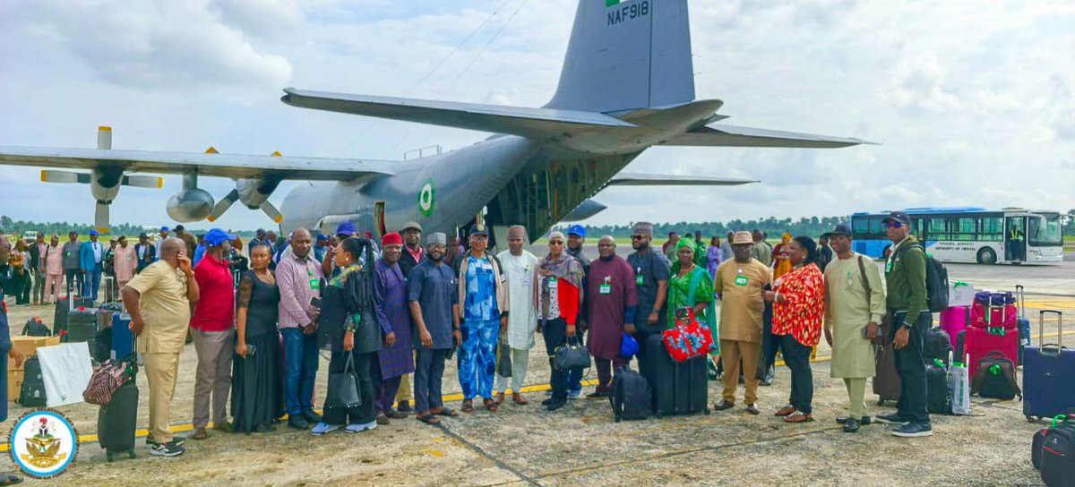 NigAirForce's tweet image. NAF enhances inter-agency synergy with strategic airlift of NIPSS course participants across seven states
In a demonstration of its commitment to national development through enhanced inter-agency cooperation, the Nigerian Air Force (NAF) has airlifted participants of Senior…