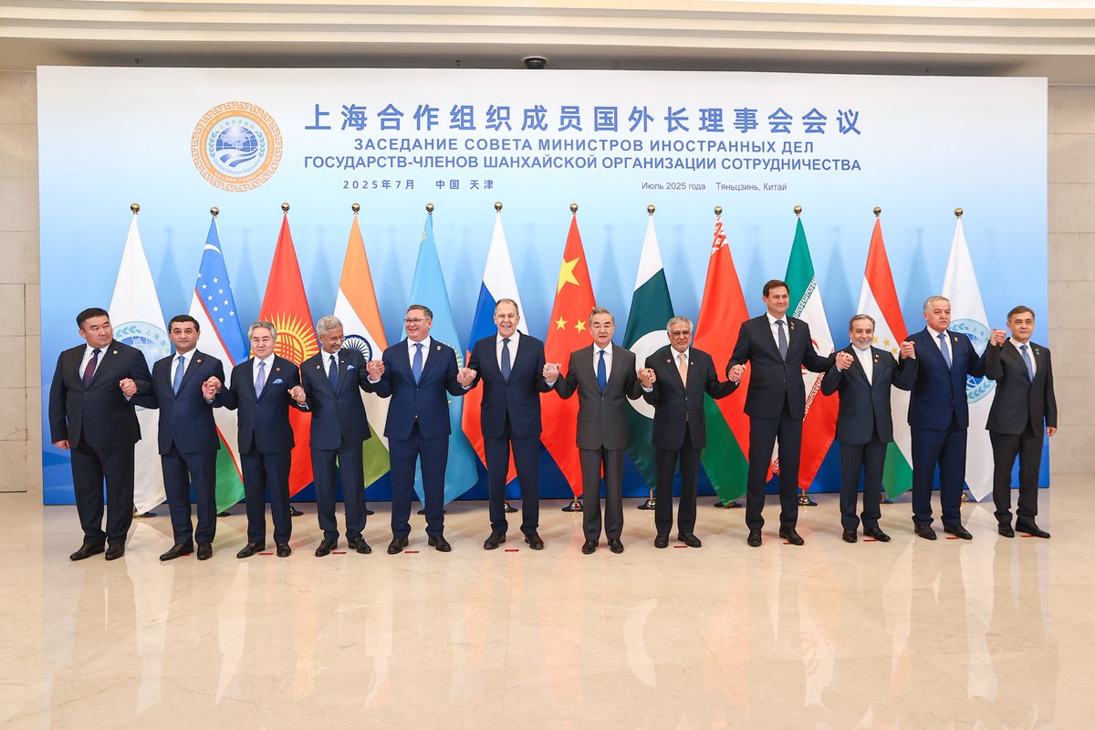📸 #FamilyPhoto

Russia’s Foreign Minister Sergey Lavrov took part in a photo ceremony together with Foreign Ministers of the #SCO Member States

📍 Tianjin, July 15