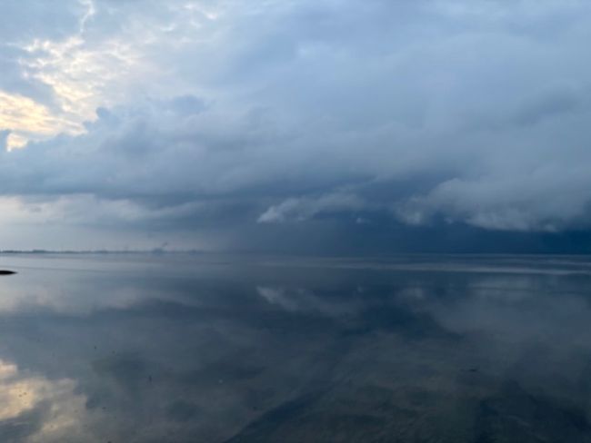 Vandaag Actueel Weer janvissersweer.nl/vandaag-actuee… Waterdrager onderweg naar ons land! Later vanavond en de komende nacht worden in vooral Noord-Holland en Friesland grote hoeveelheden regen verwacht. Morgen vooral in de ochtend nog flinke buien, in het westen droogt het 's middags wat