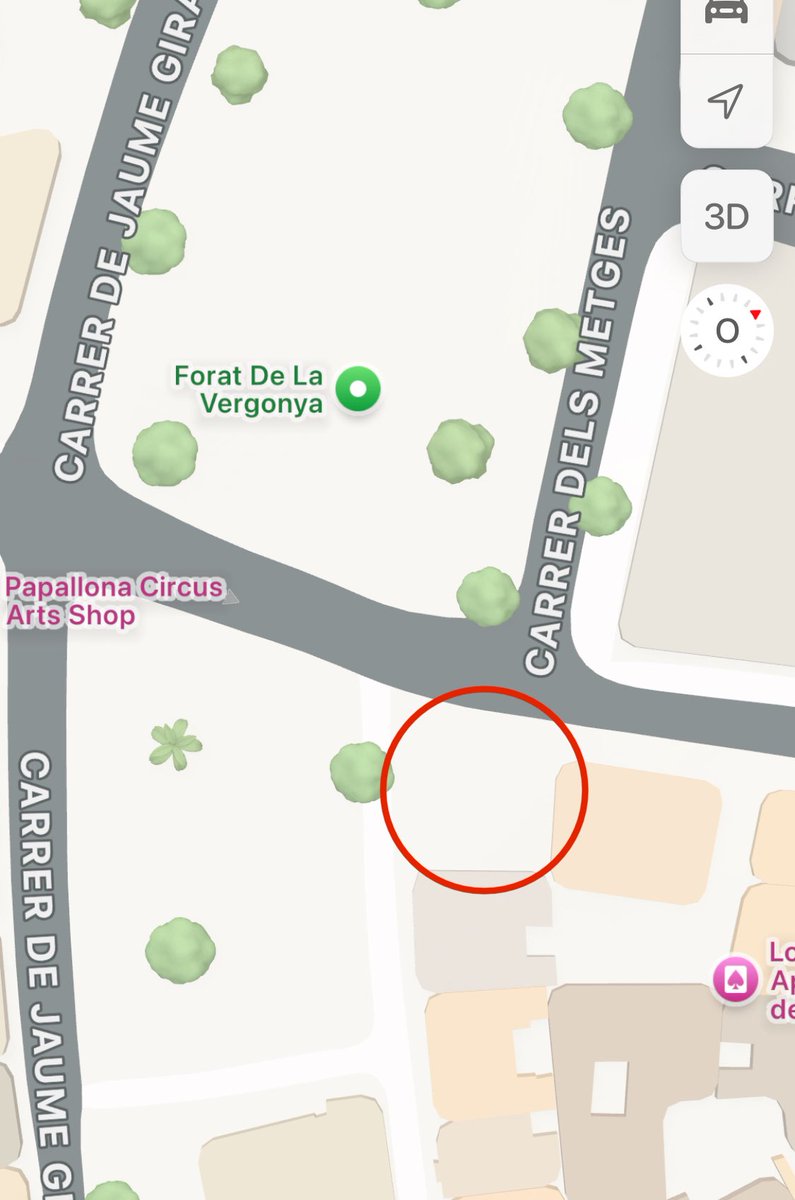 Bon dia <a href="/bcn_ajuntament/">Ajuntament de Barcelona</a>, penseu fer res amb l'estat insalubre d'aquest espai ocupat entre el Pou de la Figurera i el Forat de la vergonya? Avui no es pot no respirar!