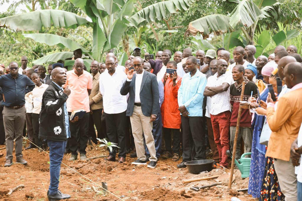 paceidug's tweet image. Yesterday, in Kamuli Municipality, we held an export-readiness training for farmers and processors to boost Uganda's exports. @Odrek_Rwabwogo called for unity. "Stop fighting over politics. Unite in cooperatives. Good leadership isn’t tribal, it’s focused on income generation.”