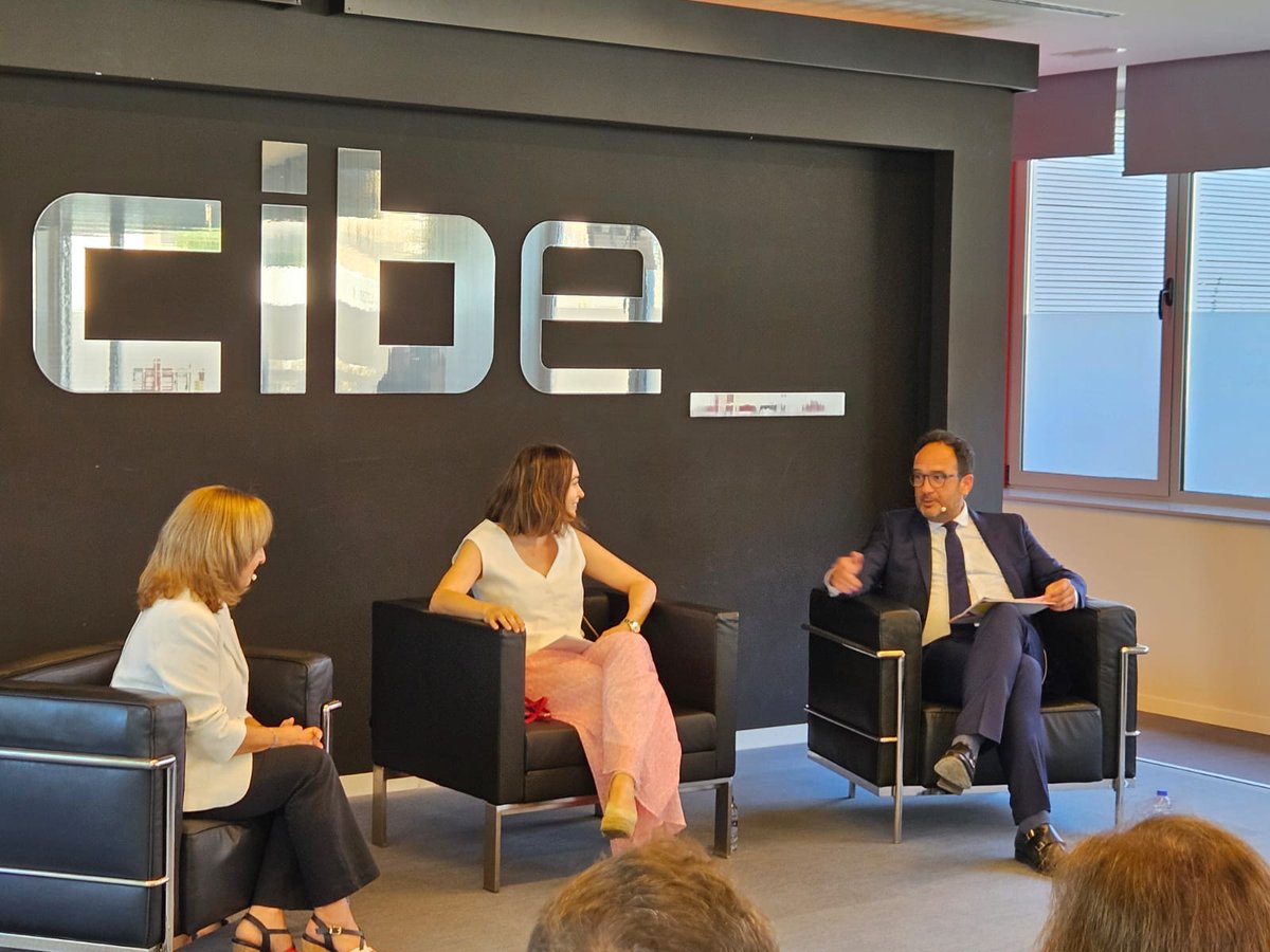 🔛Arranca el #TrackdeJueces en el #CBCS2025. Antonio Hernando modera el diálogo entre Ana del Ser, presidenta del #TSJCyL y Miriam Verde, SG de <a href="/INCIBE/">INCIBE</a> 
👩‍⚖️La formación está diseñada para reforzar las capacidades de la Carrera Judicial en #ciberdelincuencia y nuevas tecnologías.