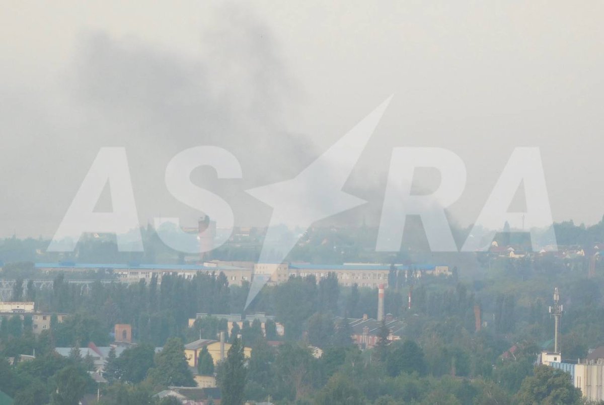 Atak dronów na Rosję

Dzisiaj w nocy drony uderzyły m.in. w miejscowość Jelec w obwodzie lipieckim. Rosyjskie media piszą, że wybuchy zanotowano w okolicy zakładu Energija, który produkował akumulatory dla bezzałogowców.

Portal Astra pisze również. że pożar