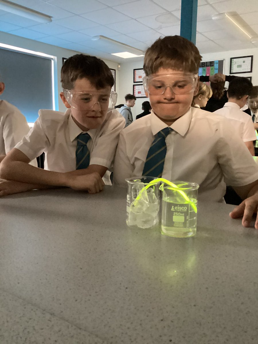 LongFieldMelton's tweet image. Mrs Tapp has been such a great addition to our Science team. We love all the new practical ideas she has brought with her. Here are some photos of a glow stick practical looking at how we can slow down or speed up chemical reactions using temperature. @satrust_ @meltontimes