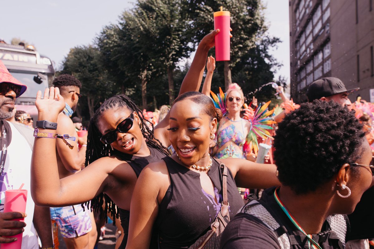 dbcxptures's tweet image. My first ever picture in print, and it’s at Heathrow airport!

🖤 very, VERY proud moment for little old me.