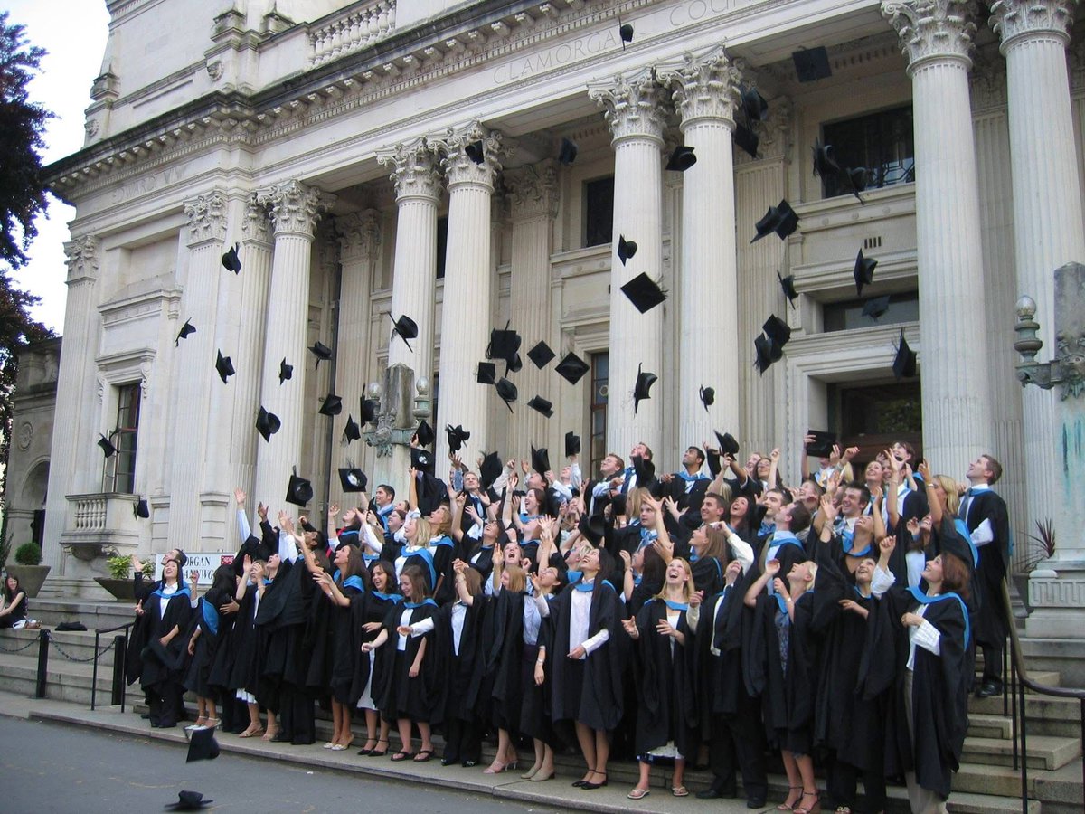 SiobhanGee's tweet image. 20 years ago! If you'd have asked me then, I never would have guessed I'd be where I am now @cardiffuni @PharmacyCU