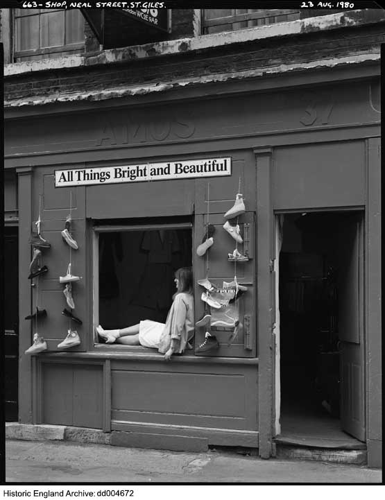 HE_Archive's tweet image. Today's image from the Historic England Archive shows the shop front to Amos shoe shop in Neal Street, #CoventGarden, London, photographed in the summer of 1980.
You can discover more from our brilliant Paul Barkshire Collection👇
historicengland.org.uk/images-books/p…
#Shops
#Photography