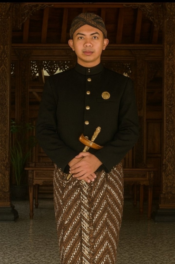 Ridhoimamn's tweet photo. Tetap mempertahankan budaya jawa. Di era gempuran yang lainnya 🙏🏻
#kratonyogyakarta
#keratonjogja https://t.co/b4FJHMl6Gk