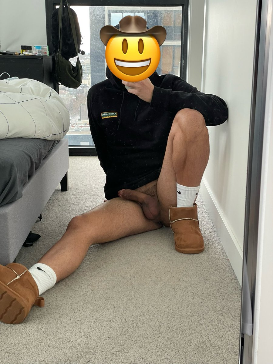 sebmand98's tweet photo. Why do cold days get me so horny? https://t.co/R9pbXmDO28