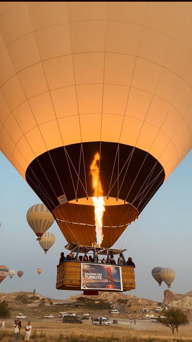 15 Temmuz Demokrasi ve Millî Birlik Günü kapsamında, Kapadokya’da sıcak hava balonları Türk bayrağımızla gökyüzüne yükseldi.🌅

Şehitlerimizi rahmetle, gazilerimizi minnetle anıyor; bu anlamlı günde milletimizin birlik ve beraberliğini gururla selamlıyoruz. 🎈

#NevşehirValiliği
