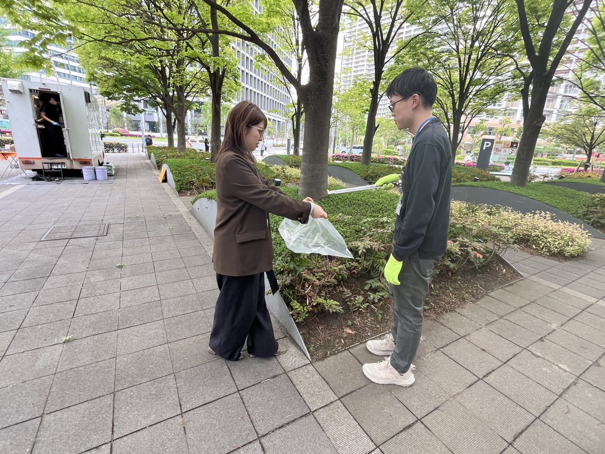 【IHIサステナ活動レポート📢】  
 
IHIグループは、本社のある東京都江東区豊洲において、毎月1回昼休みを利用して豊洲IHIビル周辺のボランティア清掃を行っています。

今回の活動では、豊洲IHIビルの周辺を歩きながら道路や植え込みなどに落ちているごみを拾い集めました！