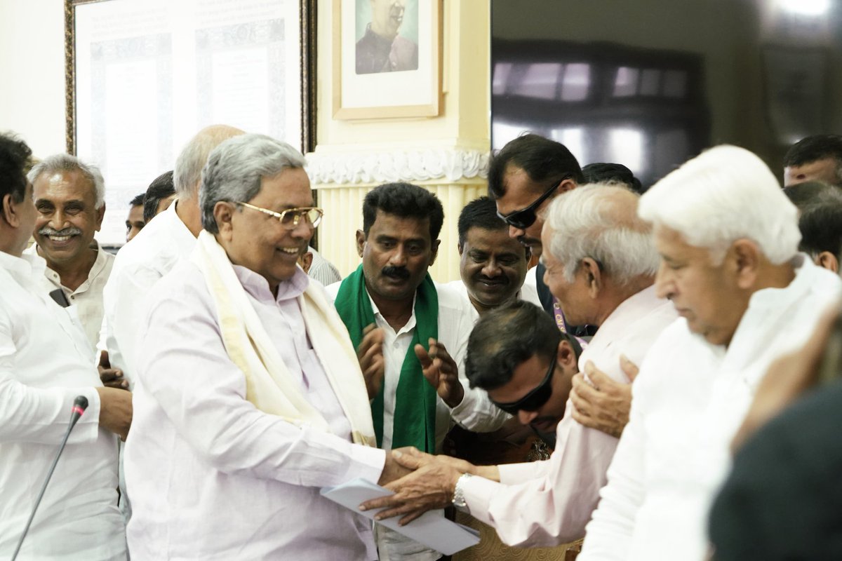 siddaramaiah's tweet photo. ಇಂದು ನನ್ನ ಅಧ್ಯಕ್ಷತೆಯಲ್ಲಿ ವಿಧಾನಸೌಧದ ಸಭಾಂಗಣದಲ್ಲಿ ದೇವನಹಳ್ಳಿ ತಾಲೂಕು ಚನ್ನರಾಯಪಟ್ಟಣ ಹಾಗೂ ಇತರ ಗ್ರಾಮಗಳಲ್ಲಿನ ಭೂಸ್ವಾಧೀನ ಪ್ರಕ್ರಿಯೆಗೆ ಸಂಬಂಧಪಟ್ಟಂತೆ ಅಧಿಕಾರಿಗಳು ಹಾಗೂ ರೈತ ಮುಖಂಡರ ಸಭೆ ನಡೆಯಿತು. 

ಈ ಸಂದರ್ಭದಲ್ಲಿ ನನ್ನ ಮಾತುಗಳು:

• ದೇವನಹಳ್ಳಿ ತಾಲೂಕು ಚನ್ನರಾಯಪಟ್ಟಣ ಹಾಗೂ ಇತರ ಗ್ರಾಮಗಳಲ್ಲಿನ ಭೂಸ್ವಾಧೀನ ಪ್ರಕ್ರಿಯೆಯನ್ನು ಸಂಪೂರ್ಣವಾಗಿ ಕೈಬಿಟ್ಟಿದ್ದೇವೆ.

• ಸರ್ಕಾರ ಭೂಸ್ವಾಧೀನ ಪ್ರಕ್ರಿಯೆಯನ್ನು ಸಂಪೂರ್ಣವಾಗಿ ಕೈಬಿಡಲು ನಿರ್ಧರಿಸಿದೆ. ಕೆಲವು ರೈತರು ಜಮೀನು ನೀಡಲು ಸಿದ್ಧರಿರುವುದಾಗಿ ಮುಂದೆ ಬಂದಿದ್ದಾರೆ. ಜಮೀನು ನೀಡಲು ಇಚ್ಚಿಸುವವರ ಜಮೀನು ಸರ್ಕಾರ ಸ್ವಾಧೀನಪಡಿಸಿಕೊಳ್ಳಲಿದ್ದು, ಅವರಿಗೆ ಹೆಚ್ಚಿನ ಪರಿಹಾರ ಮತ್ತು ಅಭಿವೃದ್ಧಿಪಡಿಸಿದ ಜಮೀನು ನೀಡಲಾಗುವುದು.

• ಅಂತಹ ರೈತರಿಗೆ ಮಾರ್ಗಸೂಚಿ ದರಕ್ಕಿಂತ ಹೆಚ್ಚುವರಿ ದರವನ್ನು ನೀಡಲಿದೆ. ಅಲ್ಲಿ ಕೃಷಿ ಚಟುವಟಿಕೆಗಳನ್ನು ಮುಂದುವರೆಸಲು ಬಯಸುವ ರೈತರು ಕೃಷಿ ಚಟುವಟಿಕೆಗಳನ್ನು ಮುಂದುವರೆಸಿಕೊಂಡು ಹೋಗಬಹುದಾಗಿದೆ.

• ದೇವನಹಳ್ಳಿ ತಾಲೂಕು ಬೆಂಗಳೂರಿಗೆ ಹತ್ತಿರದ್ದಲ್ಲಿದ್ದು, ಬೆಂಗಳೂರು ಅಂತಾರಾಷ್ಟ್ರೀಯ ವಿಮಾನ ನಿಲ್ದಾಣ ಅಲ್ಲಿಯೇ ಇದೆ. ರಾಜ್ಯದ ಪ್ರತಿಯೊಬ್ಬರ ವರಮಾನ ಹೆಚ್ಚಳವಾಗಬೇಕಿದ್ದರೆ ಅಭಿವೃದ್ದಿ ಕಾರ್ಯ ನಡೆಯಬೇಕಾಗಿದೆ. ಹೊಸ ಕೈಗಾರಿಕೆಗಳ ಪ್ರಾರಂಭಕ್ಕೆ, ಬಂಡವಾಳ ಹೂಡಿಕೆಗೆ ಜಮೀನಿನ ಅಗತ್ಯವಿದೆ. ಜಮೀನು ಸ್ವಾಧೀನಪಡಿಸಿ ಕೈಗಾರಿಕೆಗಳನ್ನು ಪ್ರಾರಂಭಿಸಲು ಸರ್ಕಾರ ನೀಡಬೇಕಾಗುತ್ತದೆ.

• 1777 ಎಕ್ರೆ ಜಮೀನು ದೇವನಹಳ್ಳಿ ತಾಲೂಕಿನಲ್ಲಿ ಸ್ವಾಧೀನಪಡಿಸಿಕೊಂಡು, ಅಲ್ಲಿ ಏರೋಸ್ಪೇಸ್ ಪ್ರಾರಂಭಿಸುವುದು ಸರ್ಕಾರದ ಉದ್ದೇಶ. ಬೆಂಗಳೂರಿನ ಸಮೀಪದಲ್ಲಿ ಇದಕ್ಕೆ ಜಮೀನು ಒದಗಿಸಲು ಕೋರಿಕೆ ಸ್ವೀಕರಿಸಲಾಗಿತ್ತು.

• ರಾಜ್ಯದಲ್ಲಿ ಭೂಸ್ವಾಧೀನ ವಿರುದ್ಧ ಈ ಮಟ್ಟದ ಪ್ರತಿಭಟನೆ ನಡೆದಿಲ್ಲ. ಅದು ಫಲವತ್ತಾದ ವ್ಯವಸಾಯಕ್ಕೆ ಯೋಗ್ಯವಾದ ಭೂಮಿ. ಅಲ್ಲಿನ ರೈತರು ಆ ಜಮೀನಿನ ಮೇಲೆ ಹೆಚ್ಚು ಅವಲಂಬಿತರಾಗಿದ್ದಾರೆ. ಆದ್ದರಿಂದ ಭೂಸ್ವಾಧೀನ ಪ್ರಕ್ರಿಯೆ ಕೈಬಿಡಬೇಕೆಂದು ಹೋರಾಟಗಾರರು ಸ್ಪಷ್ಟಪಡಿಸಿದ್ದಾರೆ.
 
• ಸರ್ಕಾರ ರೈತರು, ಜಮೀನುದಾರರು ಸೇರಿದಂತೆ ಎಲ್ಲರ ಅಹವಾಲುಗಳನ್ನು ಆಲಿಸಿದೆ. ರಾಜ್ಯದ ಅಭಿವೃದ್ದಿಗೆ, ಬೆಳವಣಿಗೆಗೆ ಕೈಗಾರಿಕೆ ಉತ್ತೇಜನ ನೀಡುವುದು ಅಗತ್ಯವಿದೆ.

• ಯಾವುದೇ ಕಾರಣಕ್ಕೂ ಜಮೀನು ಸ್ವಾಧೀನ ಕೈಬಿಟ್ಟರೆ ಈ ಕೈಗಾರಿಕೆ ಬೇರೆ ಕಡೆ ಹೋಗುವ ಸಾಧ್ಯತೆ ಇದೆ. ಆದರೂ ಸರ್ಕಾರ ರೈತಪರವಾಗಿದ್ದು, ಅವರ ಬೇಡಿಕೆಗಳನ್ನು ಪರಿಗಣಿಸಿ ಭೂಸ್ವಾಧೀನ ಪ್ರಕ್ರಿಯೆಯನ್ನು ಕೈಬಿಡಲು ನಿರ್ಧರಿಸಿದೆ.