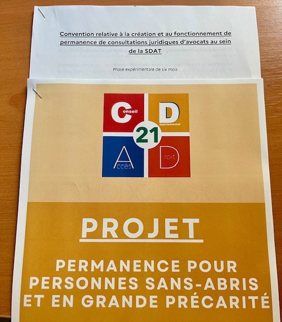 🤝🏼Le CDAD 21, en partenariat avec le Barreau et la SDAT, met en œuvre une permanence juridique expérimentale de 6 mois en faveur des personnes sans-abris et en grande précarité. 

Une action concrète pour garantir un accès au droit à tous !